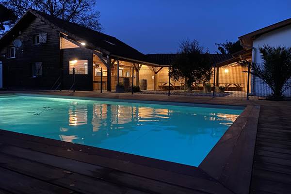 vue de nuit depuis la piscine