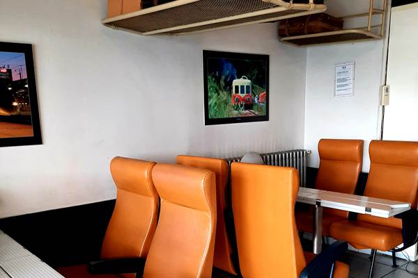 Banquette et tablette dans le bar