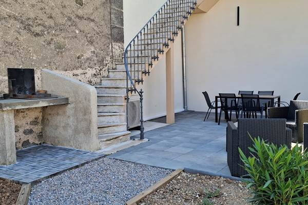 Terrasse avec barbecue privatif du gîte Le Ramonetage à Montblanc.