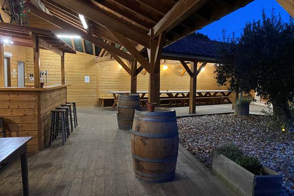 bar et terrasse couverte vue de nuit