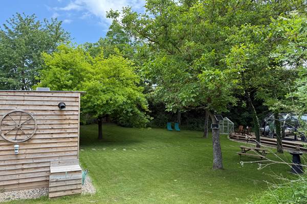 Terrain privatif de plus de 400 m² pour votre intimité et détente.