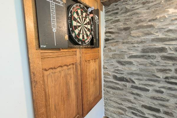 alt="Salle de jeux du gîte familial avec billard, kicker, air hockey, fléchettes et jeux de société pour petits et grands"