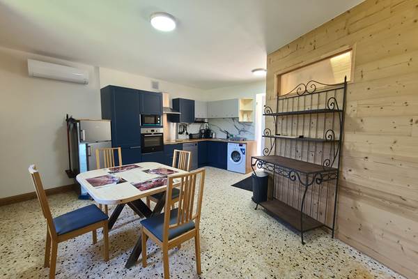 Salle à manger cuisine gîte 6 Moussan