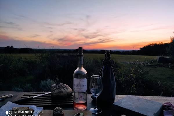 Une planche repas et son coucher de soleil