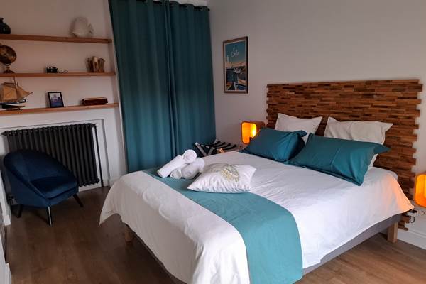 Lit double de la Chambre Bleue dans une chambre d’hôtes près de Pézenas.