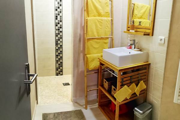 Les bois de Saint-Auvent, salle de douche