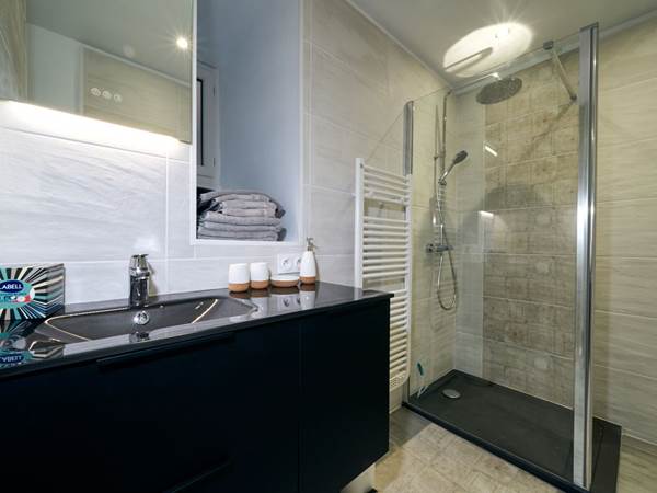 Suite Luxe, salle de douche, toilettes séparées