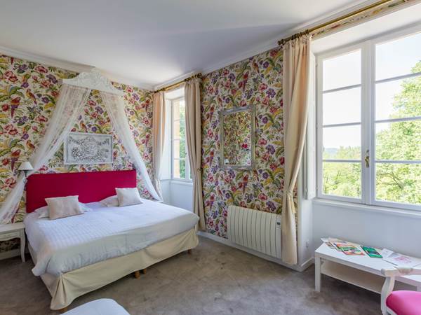 Chambre Perroquets château vue lit