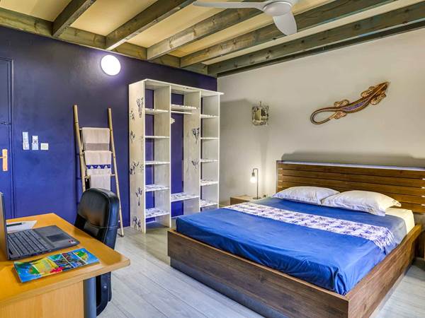 Chambre Dodo Salé_Climatisée et ventilateur de plafond