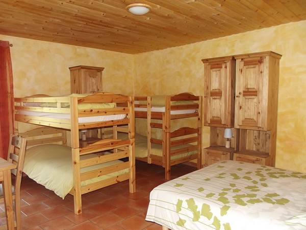 Vue sur la chambre et les lits