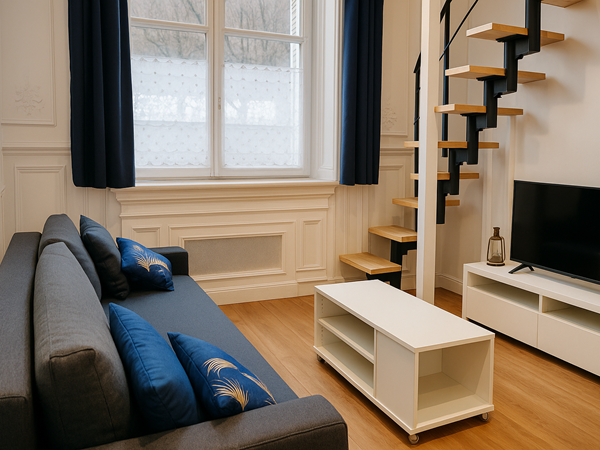 Salon avec un bel escalier en spirale, la chaleur du bois pour une ambiance montagnarde