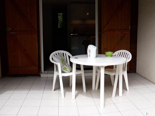 Terrasse abritée salon de jardin