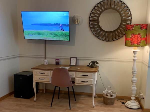 Minibar, télévision UHD avec Chromecast, coin bureau de l´hôtel de charme à Quimperlé