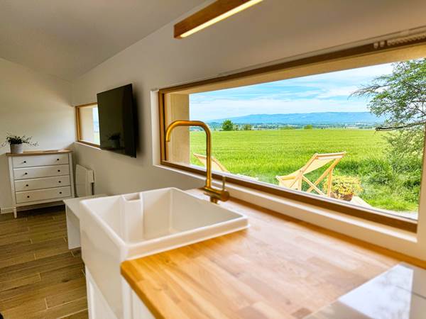 cuisine-studio-le-lodge-vue-campagne.jpg