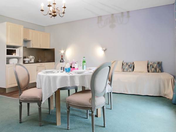 Gîte de charme Junior suite 34 séjour vue cuisine et canapé-lit