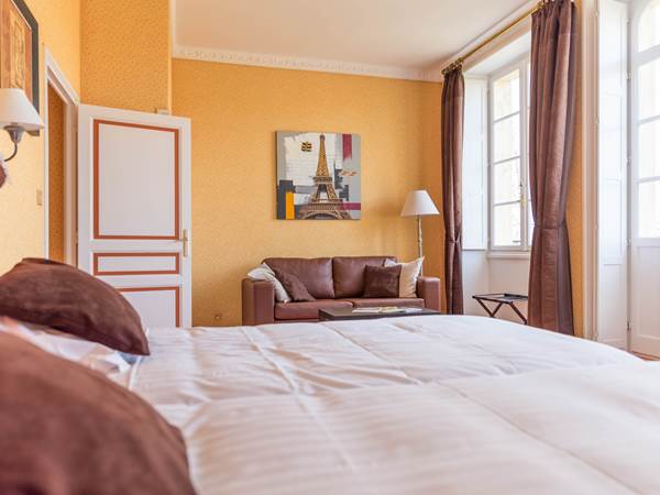 Chambre Jonquille château avec salon canapé
