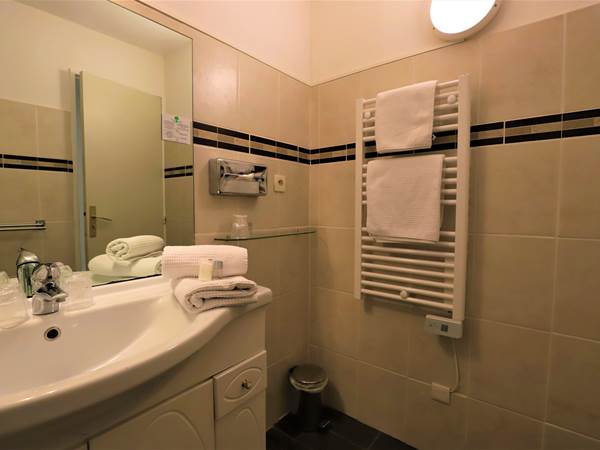 Salle de bain avec douche ou douche sur baignoire