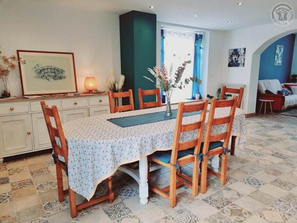 Table pour 11 personnes dans un logement de groupe à Lille