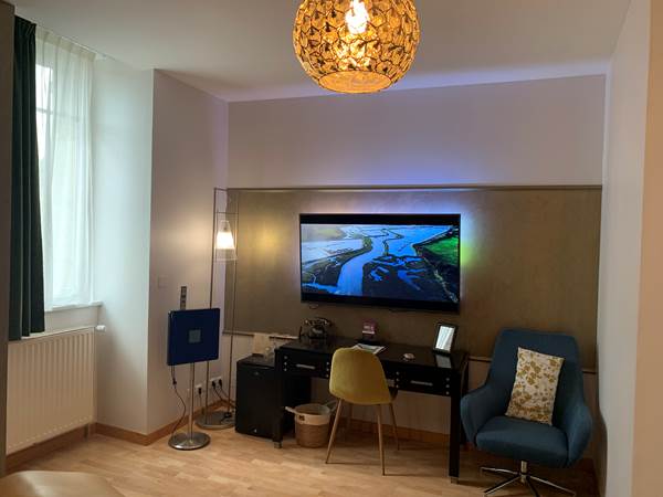 Minibar, télévision UHD avec Chromecast, bureau de la prestige de l´hôtel de charme à Quimperlé
