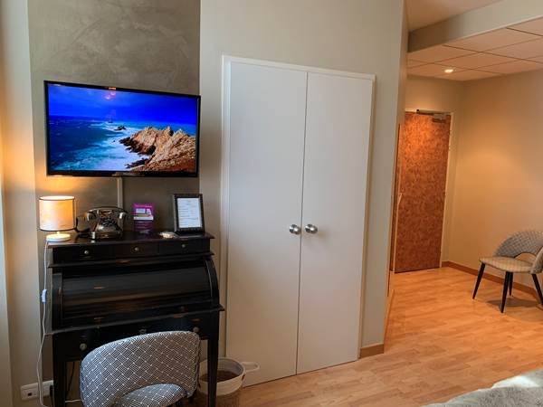 Coin bureau et télévision de la Chambre Confort Plus PMR