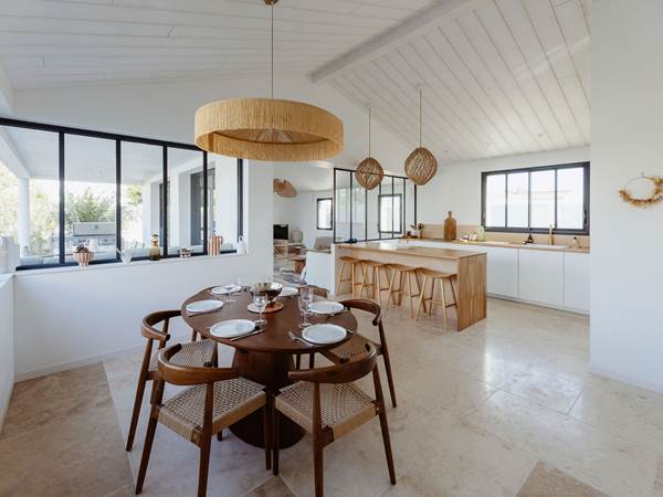 Villa Bleu Baya cuisine toute équipée table à manger pour 10 pax