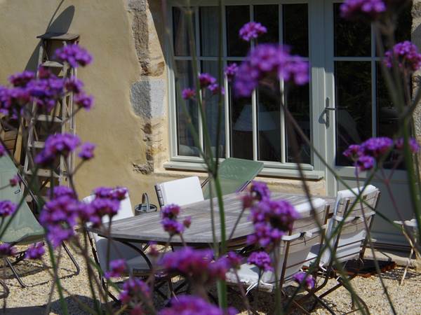 Le jardin de La Grange, et la terrasse ensoleillée