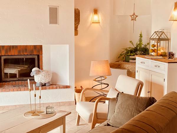 Salon donnant sur la terrasse, le jardin