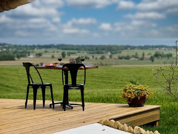 studio-le-lodge-terrasse-repas-vue-romantique-campagne.jpg