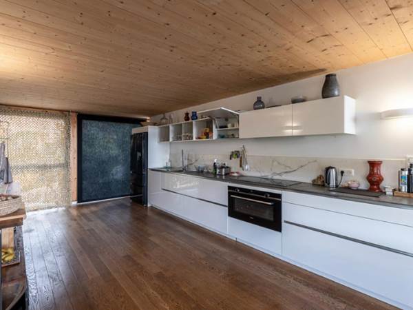 La cuisine, spacieuse et super équipée