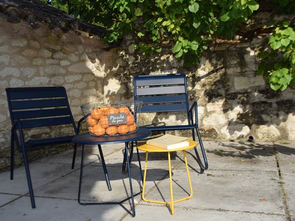 Terrasse sud et abricotier gorgé de soleil