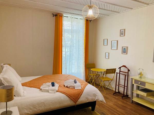 La chambre avec sa sortie sur jardin