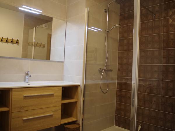 Salle d'eau avec douche à l'italienne