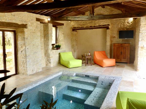 Piscine intérieure-balnéo-spa de nage chauffée toute l'année à 35°-presta