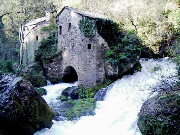A-RésurgenceVis1-BellePhoto-AudessousCirqueNavacelles-