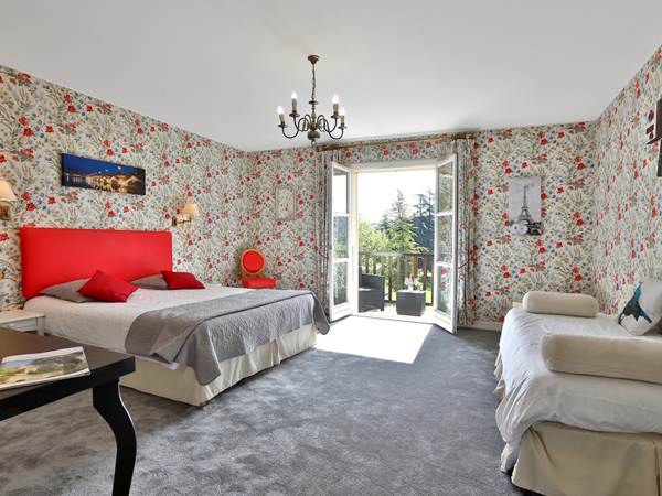 Chambre Gentilhommière 26 accessible PMR RdC - 2 à 4 couchages - balcon vue parc et piscine