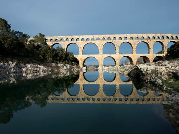 PontDuGard-En mirroir sur eau du Gardon-2017