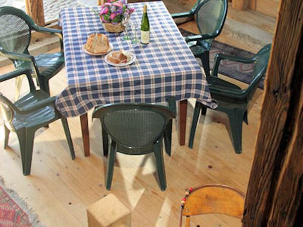 Salon d'extérieur à l'entrée du gite
