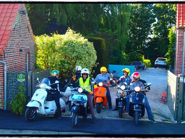 VISITEURS EN CLUB DE VESPA