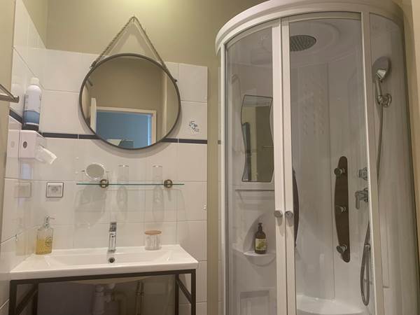 salle de bain de la chambre confort + n°7 au Vintage*** Quimperle