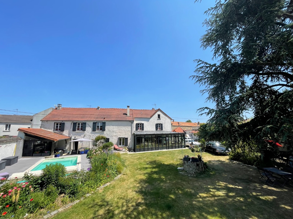 MAISON ET PISCINE VUE DU JARDIN
