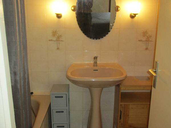 Gite des Oliviers Valros - Les Lavandes - salle de bain baignoire