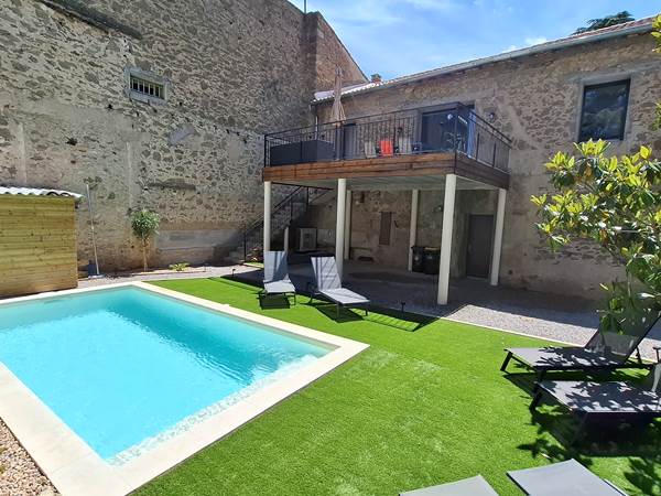 Gîte Le Pressoir à Montblanc avec piscine privée et jardin