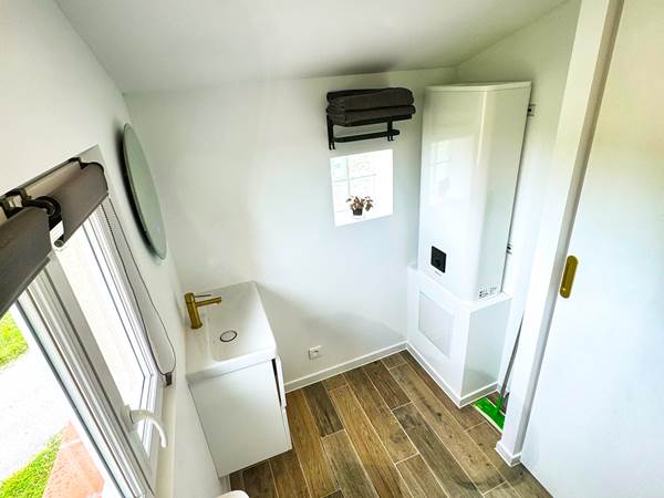 studio-le-lodge-salle-eau-vue-ensemble-equipements.jpg
