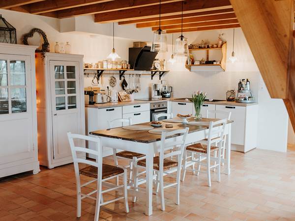 Gîte de charme La Grange, cuisine et table de repas