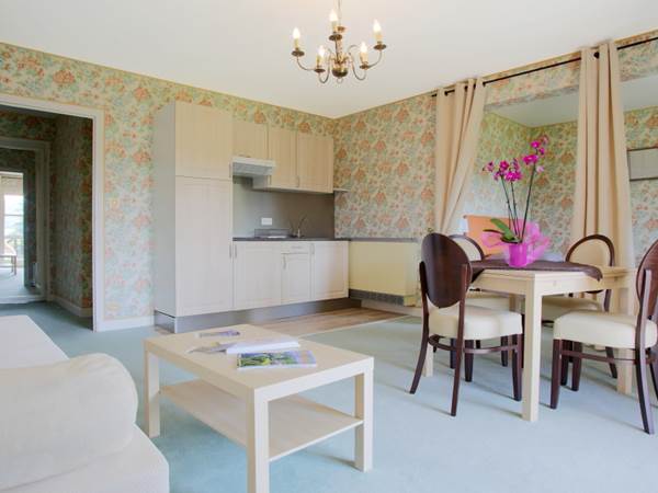 Gîte 33 cuisine séjour canapé-lit avec balcon filant dans la Gentilhommière