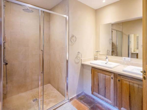 Salle de bain lumineuse