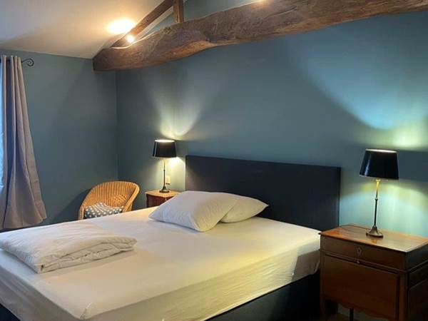 Chambre lit double, étage, salle de bain privative, vue jardin, vignoble, chambres d'hôtes