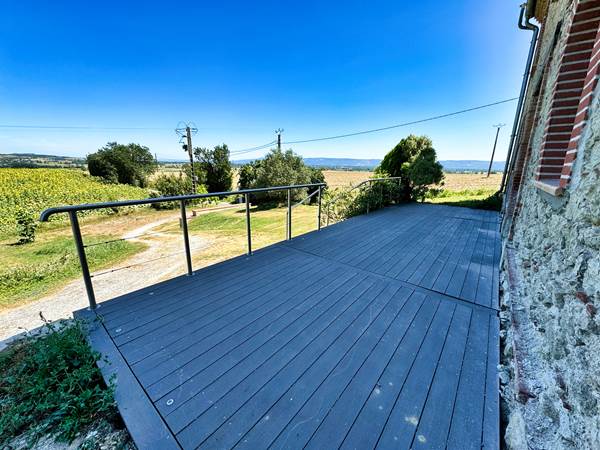 terrasse-salle-confluence-chemin-campagne.jpg