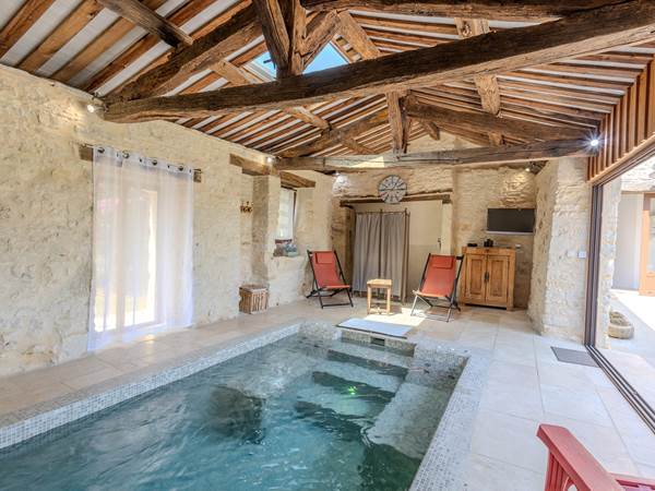 private-indoor-heated-pool.134186-presta