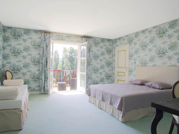 Chambre gîte 24 25 rez de chaussée avec balcon
